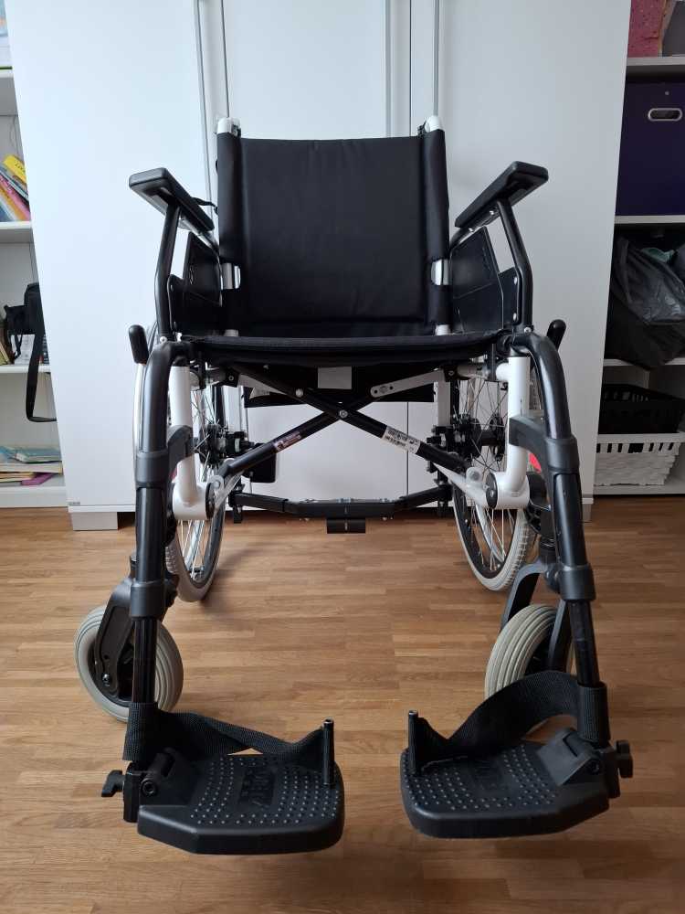 Foto Dietz Caneo E Rollstuhl mit Albers Schiebehilfe Vi
